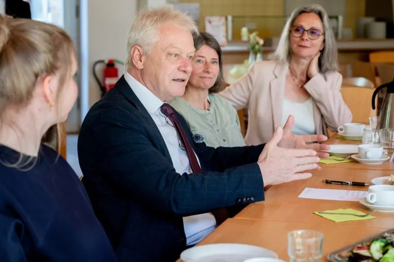 Bundesminister Alois Rainer im Gespräch mit Verbundpartnerinnen von eat